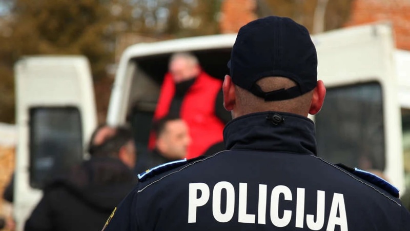 UHAPŠENI POLICAJCI U SARAJEVU ZBOG ZLOUPOTREBE MALOLJETNIKA; U TUZLI PROTEST GRAĐANA