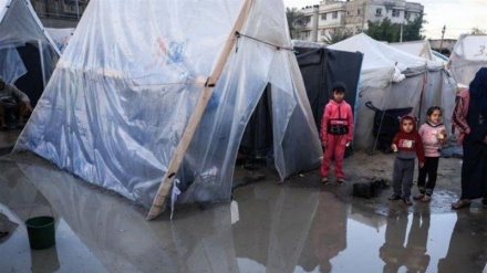 ژیانی ئاوارە فەلەستینییەکان لە خێوەتگەلێکی ڕزیو و لە باران و سەرمادا