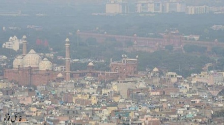 دِلّی جو ایک شہر تھا دِل والوں کا جناب/ اب کر رہا ہے پھیپھڑے سَب کے یہی خراب