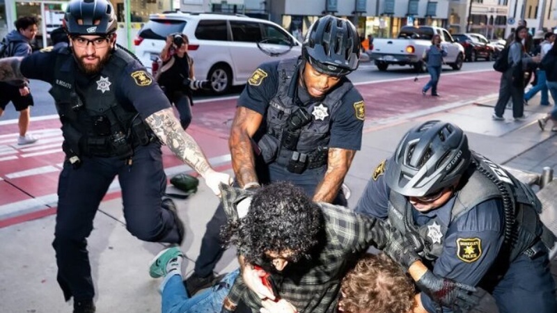 شەڕی نێوان خوێندکارانی ناڕازی و لایەنگرانی ترەمپ لە زانکۆی بێرکلی