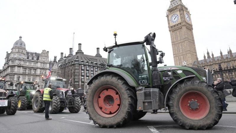 خۆپیشاندانی وەرزێران و ئاژەڵدارانی ئینگلیزی لە لەندەن