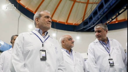 تاکید رئیس جمهور ایران بر حمایت از صنعت صلح آمیز هسته ای