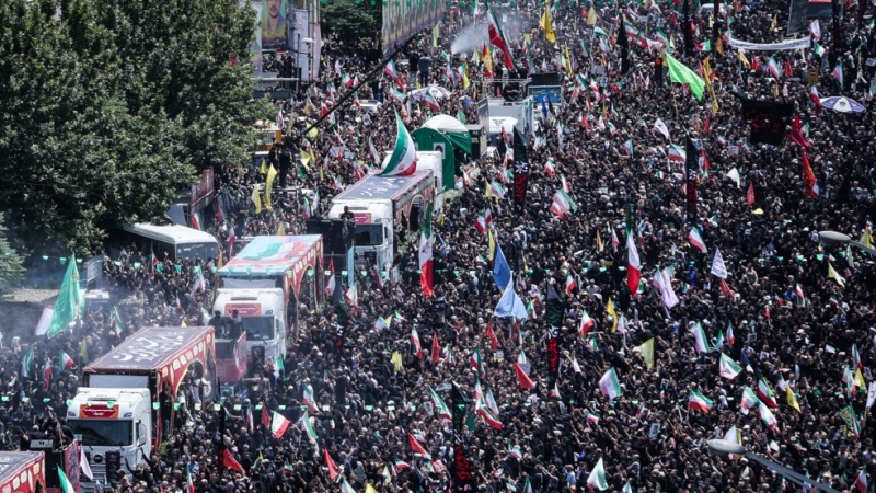 بەڕێکرانی تەرمی ٣٠٠ شەهیدی بێ ناوو نیشانی چاخی بەرەڤانیی پیرۆز و دەسدرێژییەکەی ڕژێمی زایۆنی لەناوچە جیاجیاکانی ئێران