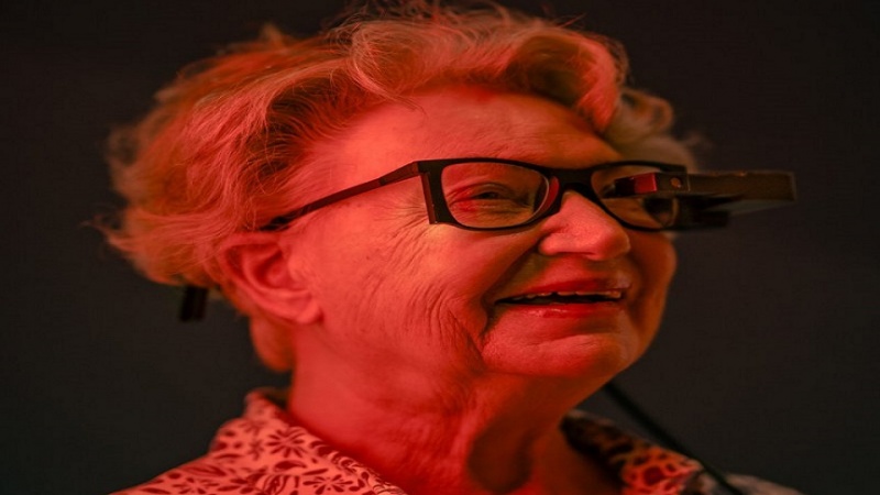 87 سالہ فرانسیسی خاتون ایلس شارٹون جو بینائی کھوچکی تھیں انہوں نے بینائی کی بحالی کے بعد دوبارہ پڑھنا شروع کردیا۔