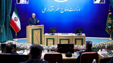 وزارت دفاع ملک میں ٹیکنالوجی کے فروغ میں کردار ادا کرے، صدر ایران اجلاس سے خطاب