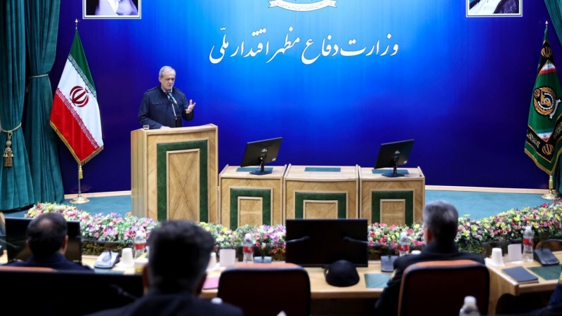 وزارت دفاع ملک میں ٹیکنالوجی کے فروغ میں کردار ادا کرے، صدر ایران اجلاس سے خطاب