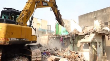 ہندوستان: مسلم آبادی کو اجاڑنے کا سلسلہ جاری، احمدآباد میں 918  مکانات پر چلا بلڈوزر!