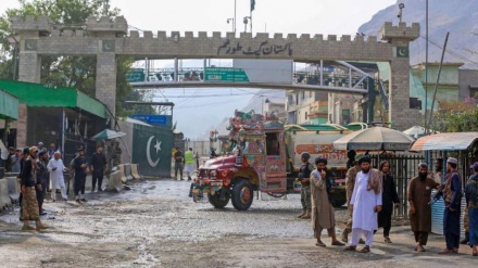 د ننګرهار ولايت اړوند تورخم دروازه تر دوه ویشت ورځو ځنډ وروسته يوازې د کډوالو پرمخ پرانیستل شوه.