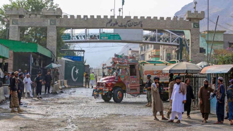 د ننګرهار ولايت اړوند تورخم دروازه تر دوه ویشت ورځو ځنډ وروسته يوازې د کډوالو پرمخ پرانیستل شوه.