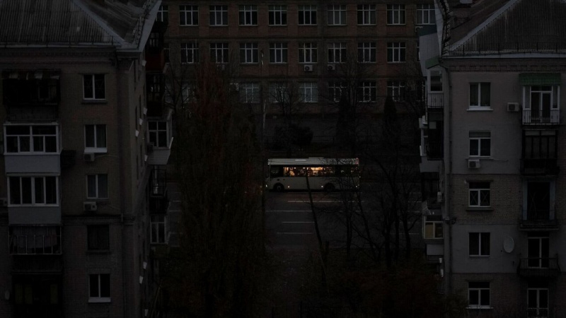 MASOVNI RUSKI NAPADI GURAJU VELIKE UKRAJINSKE GRADOVE U ZAMRAČENJE