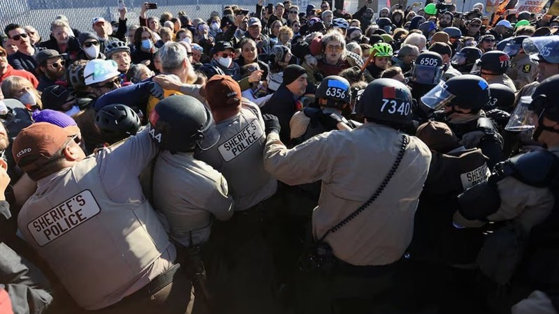 تێکهەڵچوونی نەیارانی سیاسەتەکانی دژی کۆچبەری لەگەڵ پۆلیسی ئەمریکا لە شیکاگۆ