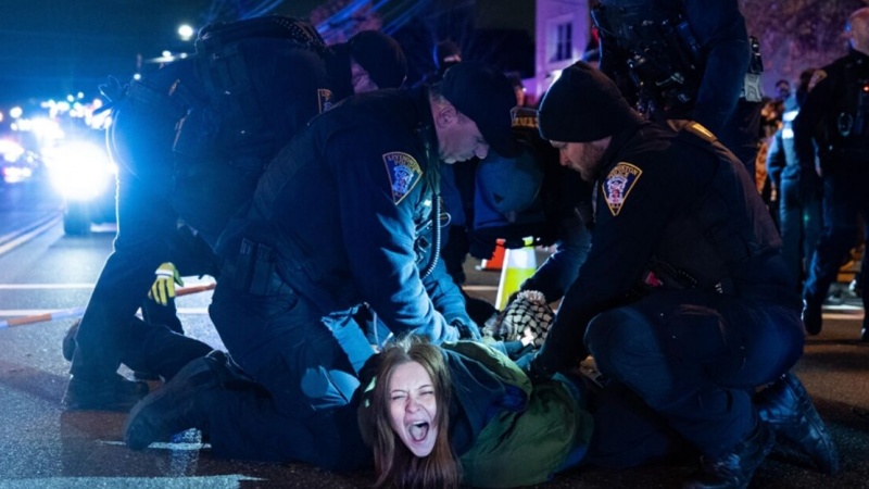 SUKOB AMERIČKE POLICIJE S PALESTINSKIM PRISTALICAMA