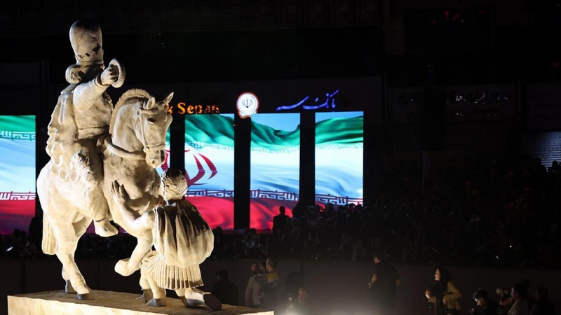 ڕێوڕەسمی پەردەلادان لەسەر پەیکەری 