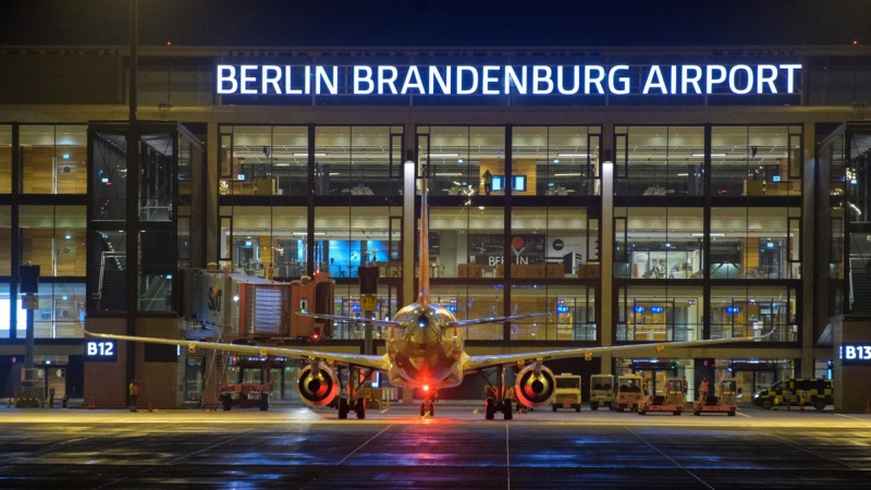 Berlin aeroportu PUA-nın görünməsinə görə, bağlanıb