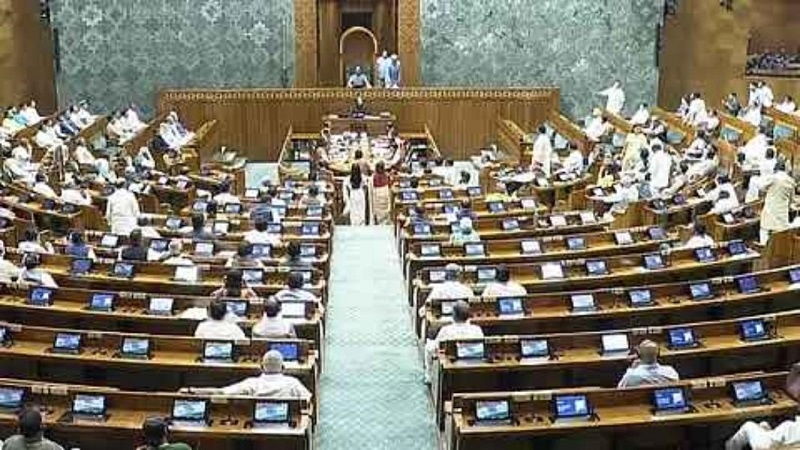 ہندوستان: پارلیمنٹ میں دوسرے دن بھی ایس آئی آر پر ہنگامہ، انڈیا اتحاد کا پارلیمنٹ کے باہر احتجاج