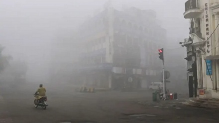 کراچی میں شدید دھند، حدِ نگاہ متاثر؛ بین الاقوامی پروازیں متبادل ائیرپورٹس پر منتقل