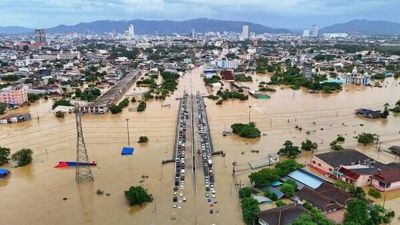 ژوماری گیانلەدەسداوانی لافاو لە ڕۆژهەڵاتی دوور, هەزار کەسی تێپەڕاند