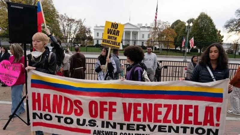 ونیزوئلا کے خلاف امریکہ کی فوجی دھمکیوں میں شدت کے درمیان وائٹ ہاؤس کے سامنے امریکیوں کا مظاہرہ