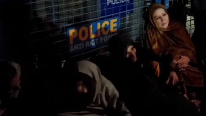 پاکستان ؛ پولیس نے عمران خان کی بہنوں کی قیادت میں پی ٹی آئی کا دھرنا ختم کرایا