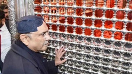 پاکستان کے صدر آصف علی زرداری نے کربلا میں حضرت امام حسینؑ اور حضرت عباسؑ کے روضوں پر حاضری دی