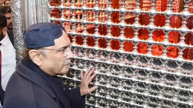 پاکستان کے صدر آصف علی زرداری نے کربلا میں حضرت امام حسینؑ اور حضرت عباسؑ کے روضوں پر حاضری دی