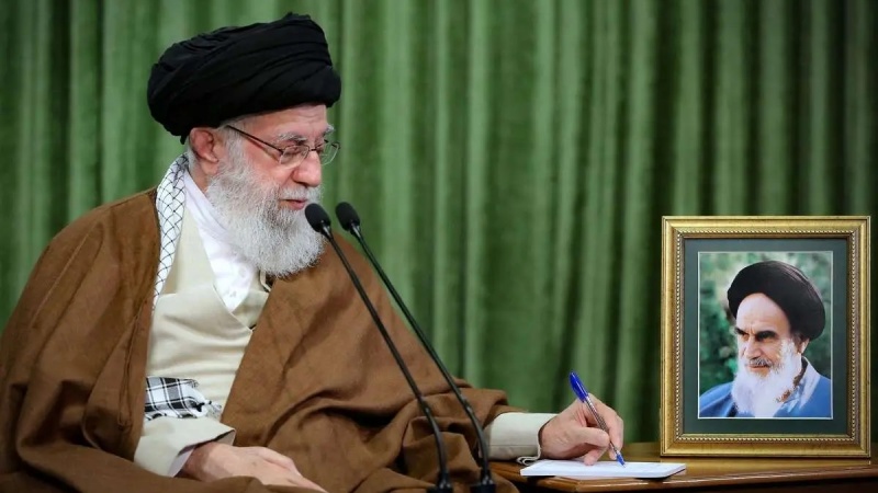 ڕێبەری مەزنی شۆڕشی ئیسلامی: شەهیدبوونی زانایان و فەرماندەکانمان نەیتوانیوە و ناتوانێ بەربە ئێرادەی لاوانی ئێرانی بگرێت