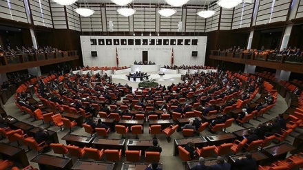 Li meclisa Tirkîyê parlimanter lihev baketin