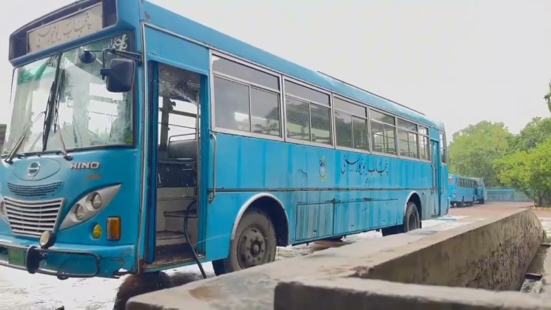 لاہور: محکمہ ماحولیات نے پنجاب یونیورسٹی کی دھواں چھوڑنے والی بسوں پر پابندی لگا دی