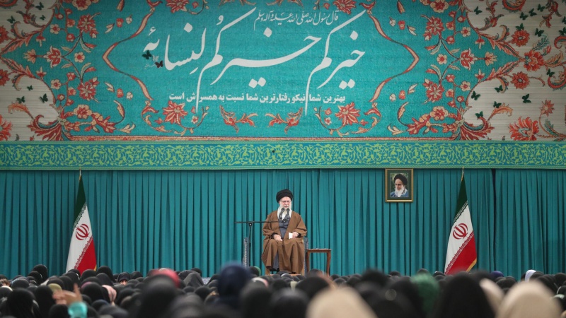 Hevdîtina bi hezaran jin û keçî digel Rêberê mezin ê Şoreşa Îslamî 