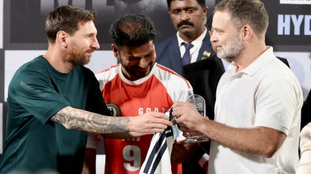 سر زمین ہندوستان پر میسی کا پر جوش استقبال، اسٹار فٹبالر نے راہل گاندھی کو پیش کیا خاص تحفہ