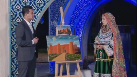 نقالی دختر خردسال در  کنار آرامگاه خیام