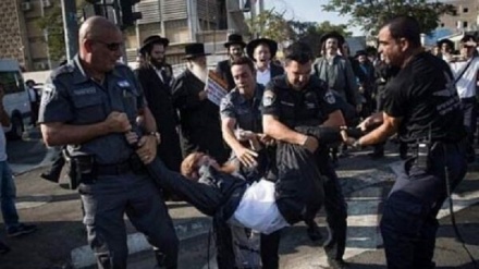 زایۆنیستەکان لەگەڵ یەکتردا تێکهەڵچوون