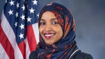 امریکی ایوان نمائندگان کی ڈیموکریٹ رکن الہان عمر نے امریکی صدر ڈونالڈ ٹرمپ کے نسل پرستانہ بیان کو سخت ہدف تنقید بنایا ہے۔