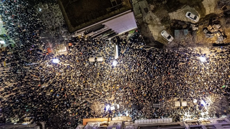 STUDENTI PROTESTVOVALI ISPRED RTS-A ZBOG IZVJEŠTAVANJA O LOKALNIM IZBORIMA