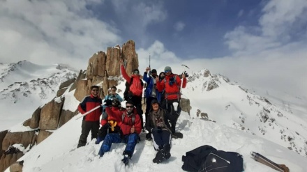 د «دیار سنايي» غره ختونکي د غزني ولایت د خوګیاڼو څوکو ته وختل