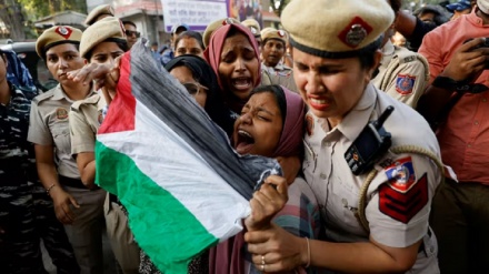 نئی دہلی میں خواتین کا فلسطین کے حق میں احتجاجی مظاہرہ