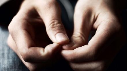 نیشانەکانی دڵەڕاوکێ لە زمانی جەستە