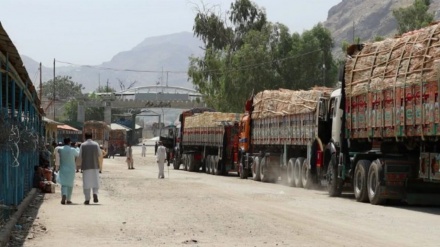 سرگردانی رانندگان افغان در گذرگاه‌های مرزی با پاکستان