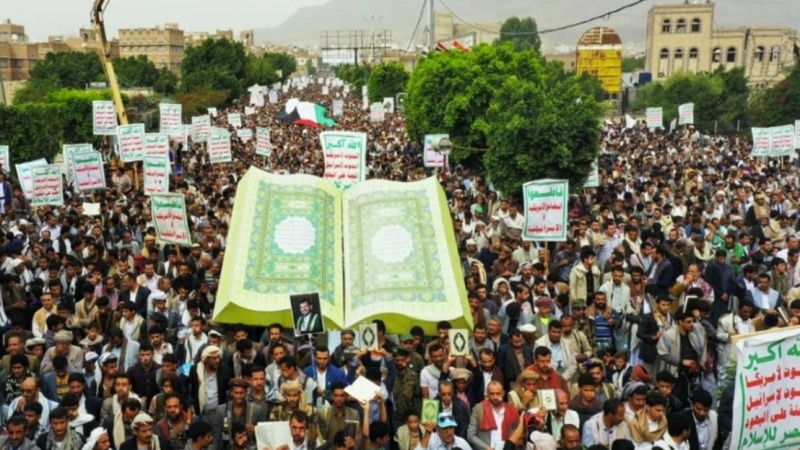 ڕێپێوانی خەڵکی یەمەن بۆ پشتیوانی لە فەلەستین و شەرمەزارکردنی بێڕێزیکران بە قورئان
