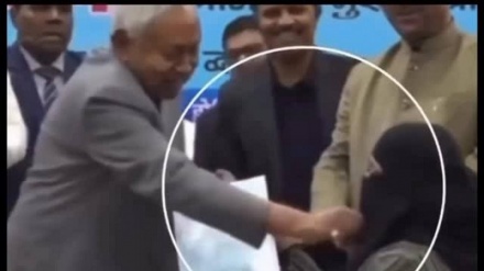 ہندوستان: بہار کے وزیر اعلیٰ نتیش کمار نے مسلمان خاتون ڈاکٹر کا نقاب کھینچ دیا، کانگریس نے