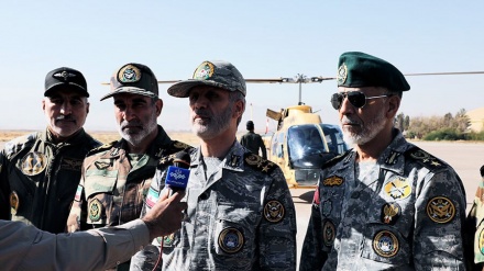 فرمانده کل ارتش ایران: تمام تحرکات دشمن را به دقت رصد می‌کنیم