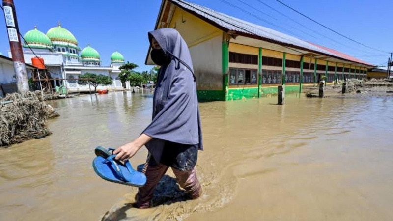 انڈونیشیا، تھائی لینڈ اور سری لنکا میں سیلاب کی تباہ کاریاں، مرنے والوں کی تعداد 900 سے تجاوز کر گئی