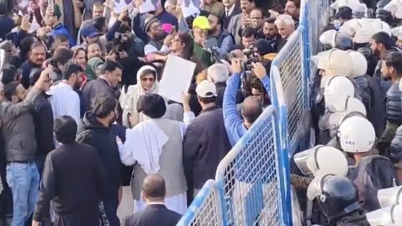 اڈیالہ جیل کے باہر دھرنے کے معاملے میں پینتیس نامزد اور چارسو نامعلوم ملزمان کے خلاف مقدمہ درج 