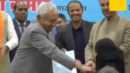 مسلم خاتون ڈاکٹر کا نقاب کھینچنے پر بہار کے وزیراعلیٰ  کی مذمت کا سلسلہ جاری، عام آدمی پارٹی نے کہا 