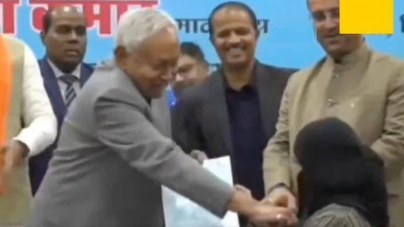 مسلم خاتون ڈاکٹر کا نقاب کھینچنے پر بہار کے وزیراعلیٰ  کی مذمت کا سلسلہ جاری، عام آدمی پارٹی نے کہا 