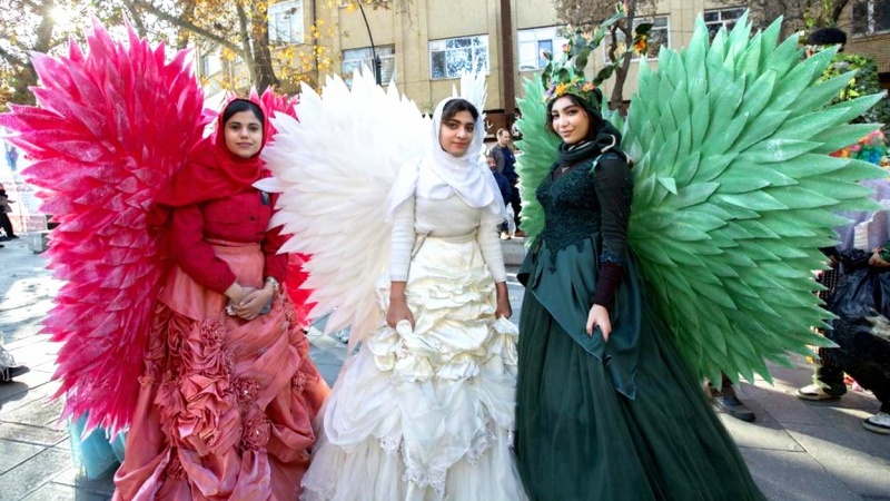 Svečana povorka pozorišnih grupa na ulicama grada Hamedana, zapadni Iran