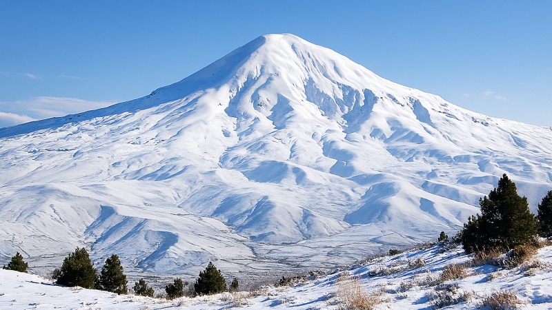 سہند برف سے ڈھک گیا