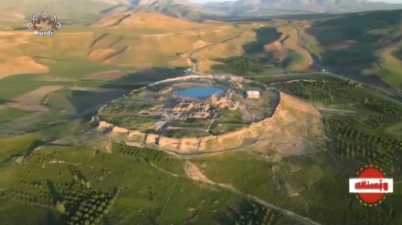    دیمەنگەلی جوان لە شوێنوارە دێرینەکانی ئێران