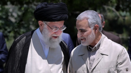 Hin wêne ji şehîd sipehbod Qasim Silêmanî li kêleka Rêberê Şoreşê 