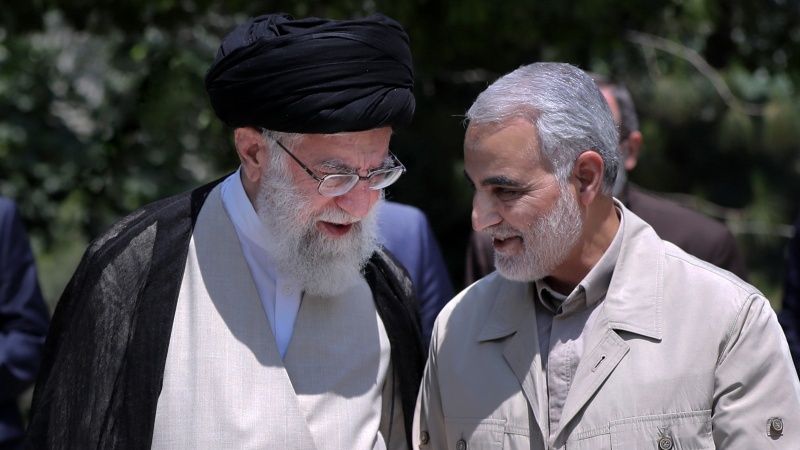 Hin wêne ji şehîd sipehbod Qasim Silêmanî li kêleka Rêberê Şoreşê 